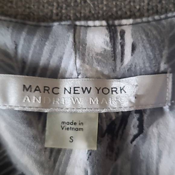 Andre Marc Scoop Black, Grey, and White Leaf‎ Pattern Blouse - Picture 2 of 4